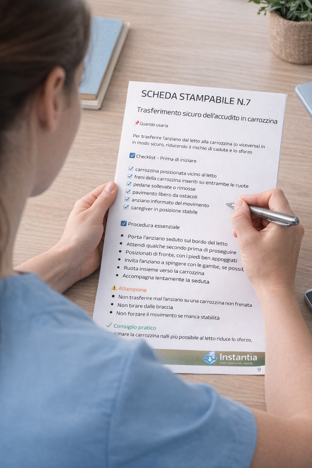 Caregiver che compila hecklist | Instantia